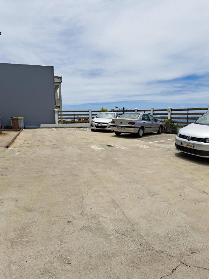 Appart A La Res Andy Accueillant 1 A 5 Pers Arrive Autonome , 2 Places De Parking Dans La Cour Devant La Maison Apartment Saint-Denis Ngoại thất bức ảnh